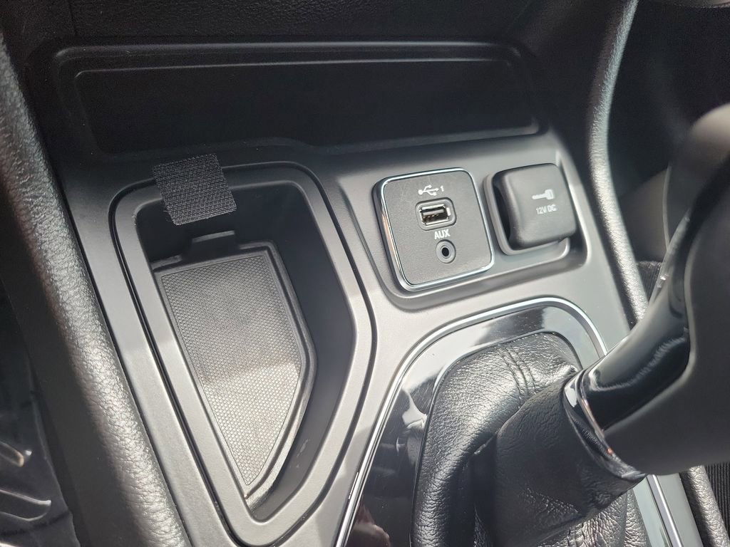 Used 2020 Jeep Cherokee Latitude Plus FWD image 36