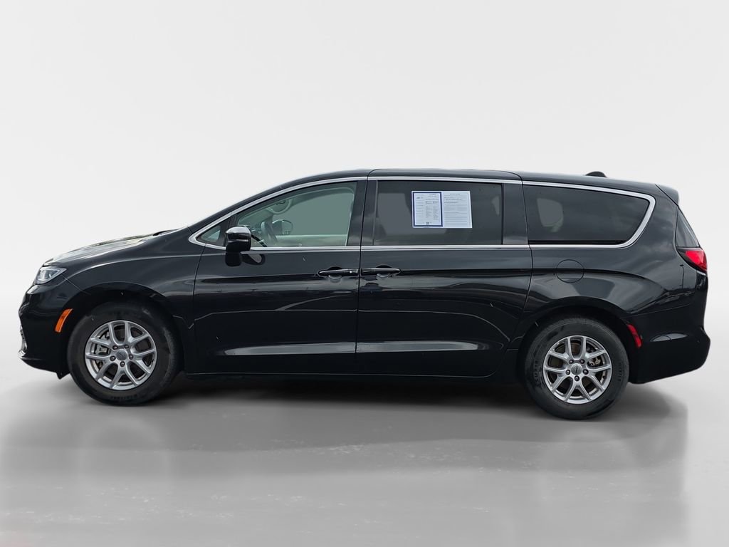 Used 2023 Chrysler Pacifica Touring-L FWD image 7