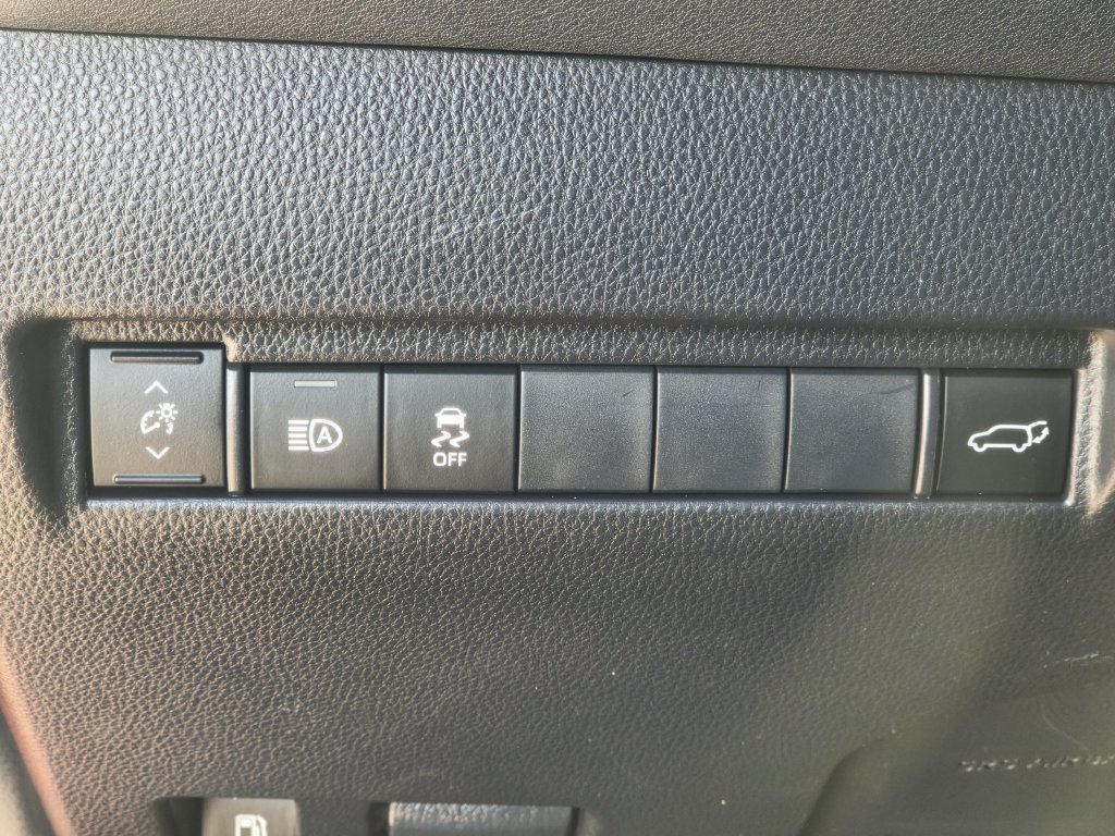 Used 2023 Toyota Venza LE AWD/4WD image 24