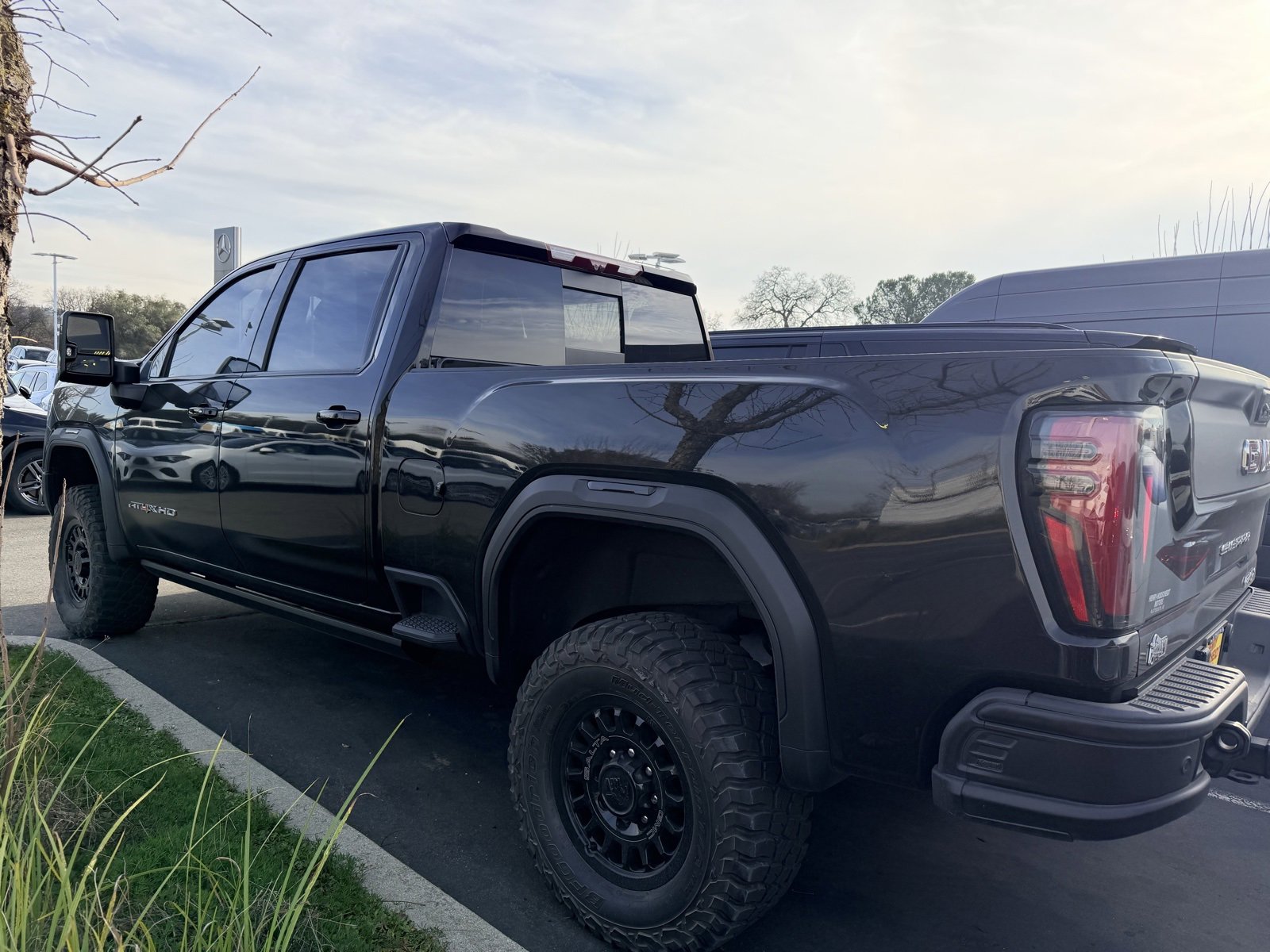 Used 2024 GMC Sierra 2500 AT4X w/ AT4X AEV Edition image 4