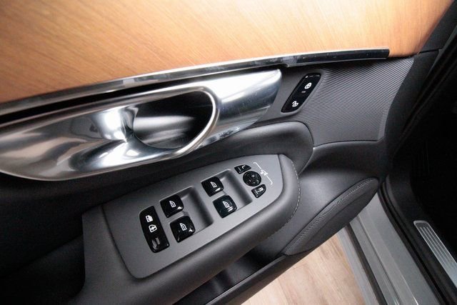 Certified 2025 Volvo XC90 B6 Plus w/ Protection Package Premier image 12