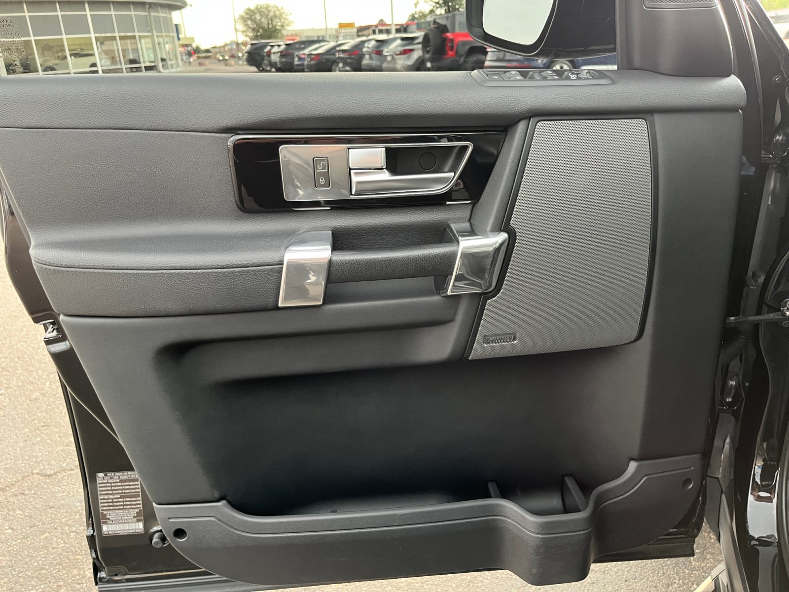 Used 2015 Land Rover LR4 HSE AWD/4WD image 13