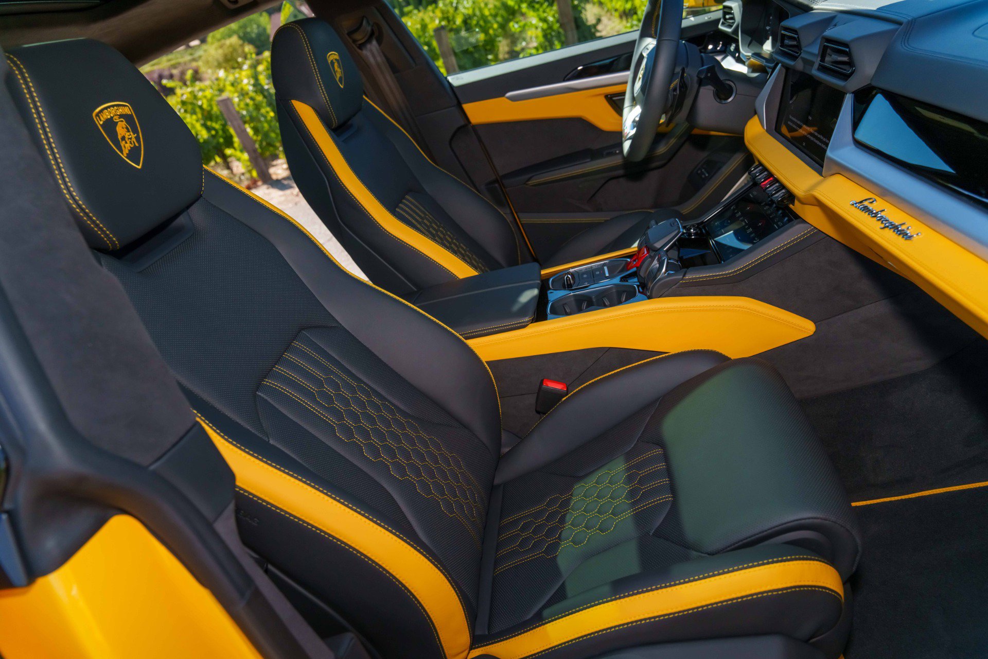 Used 2025 Lamborghini Urus SE image 34