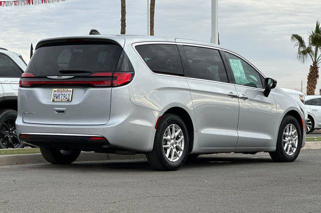 Certified 2024 Chrysler Pacifica Touring-L FWD image 7