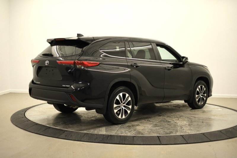 Used 2023 Toyota Highlander XLE image 3