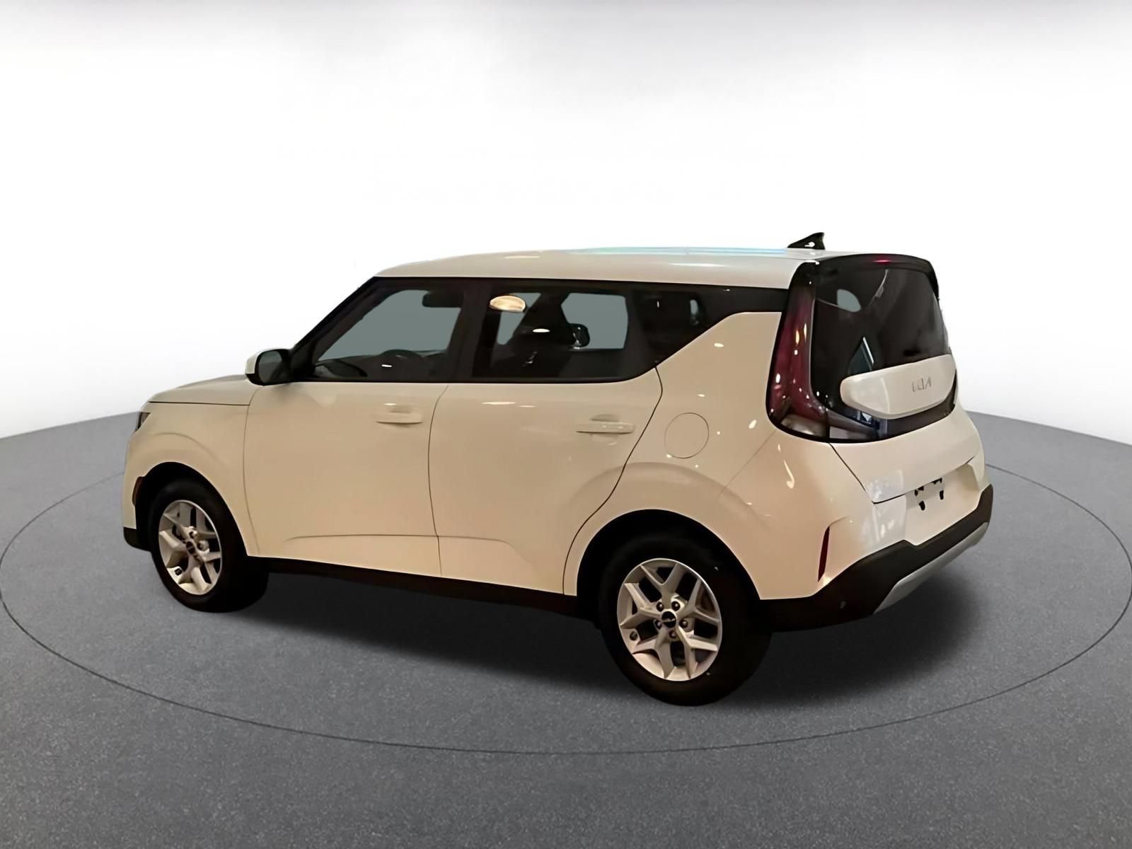 Used 2025 Kia Soul LX w/ LX Technology Package FWD image 9
