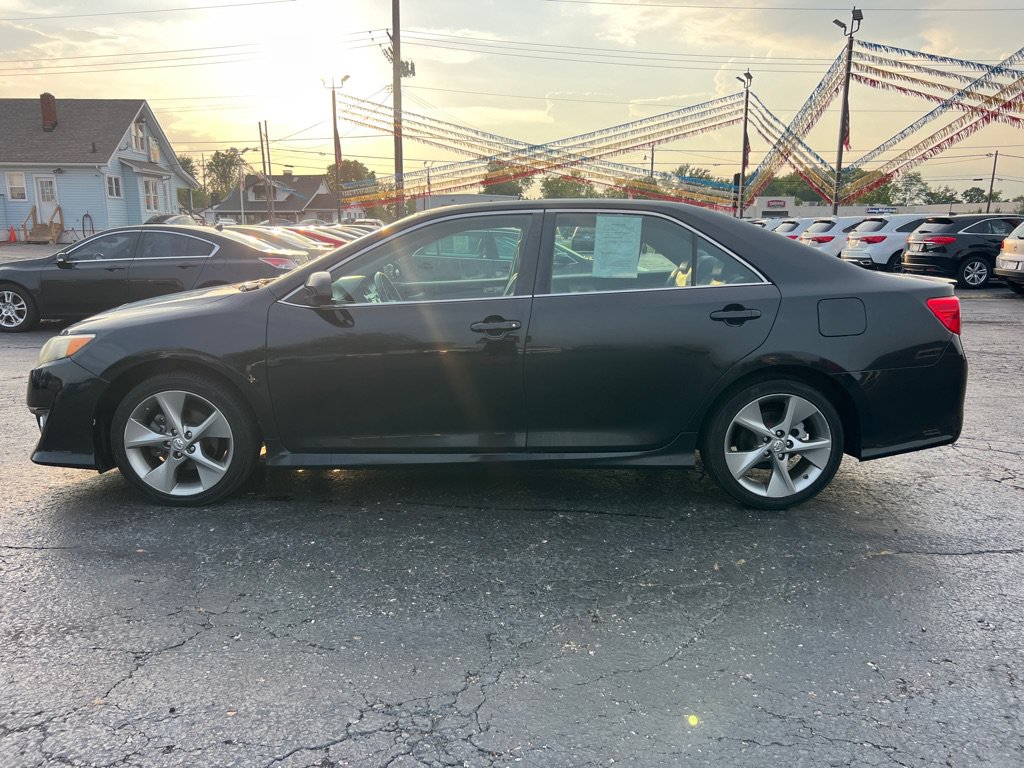 Used 2012 Toyota Camry SE w/ Leather Pkg FWD image 4