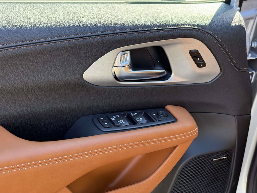 New 2026 Chrysler Pacifica Pinnacle FWD image 28
