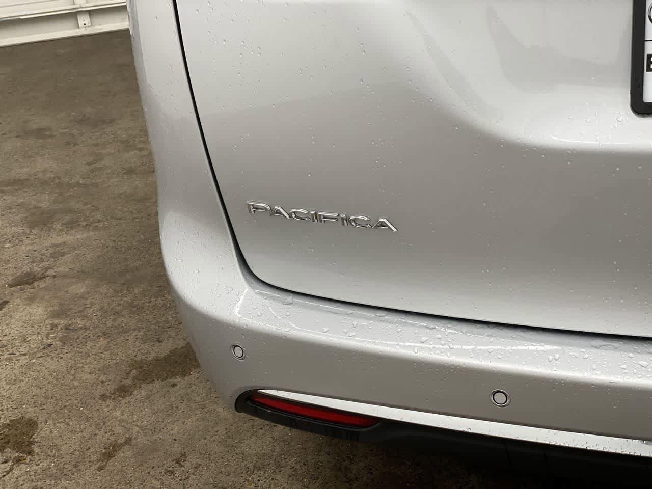 Used 2024 Chrysler Pacifica Touring-L FWD image 10