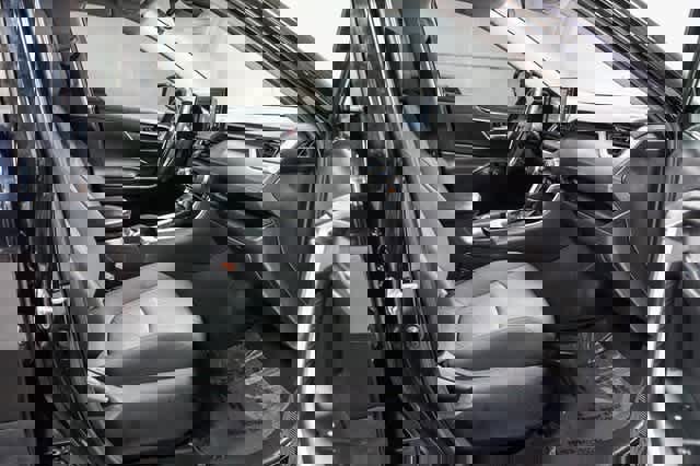 Used 2020 Toyota RAV4 XLE image 18