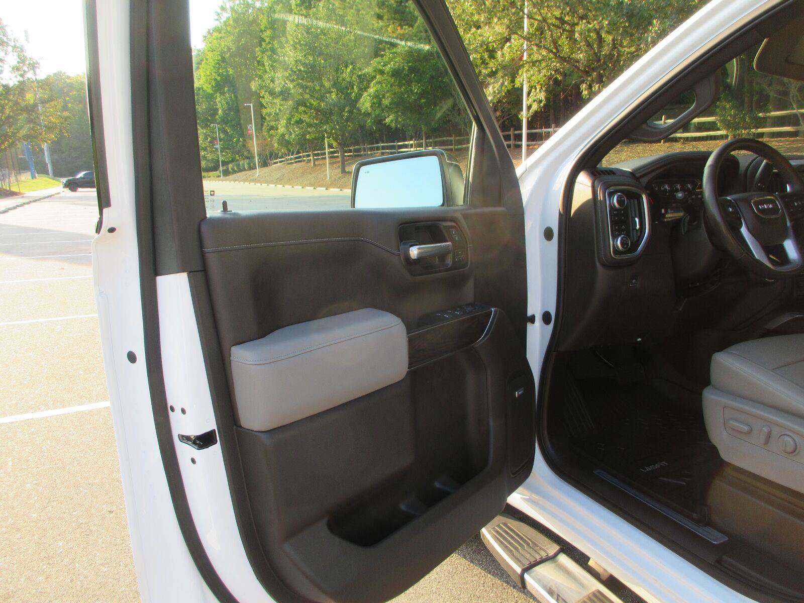 Used 2022 GMC Sierra 1500 SLT w/ SLT Premium Plus Package AWD/4WD image 9