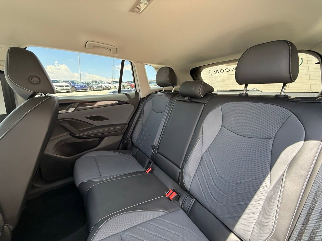 Certified 2025 Volkswagen Tiguan SE FWD image 15