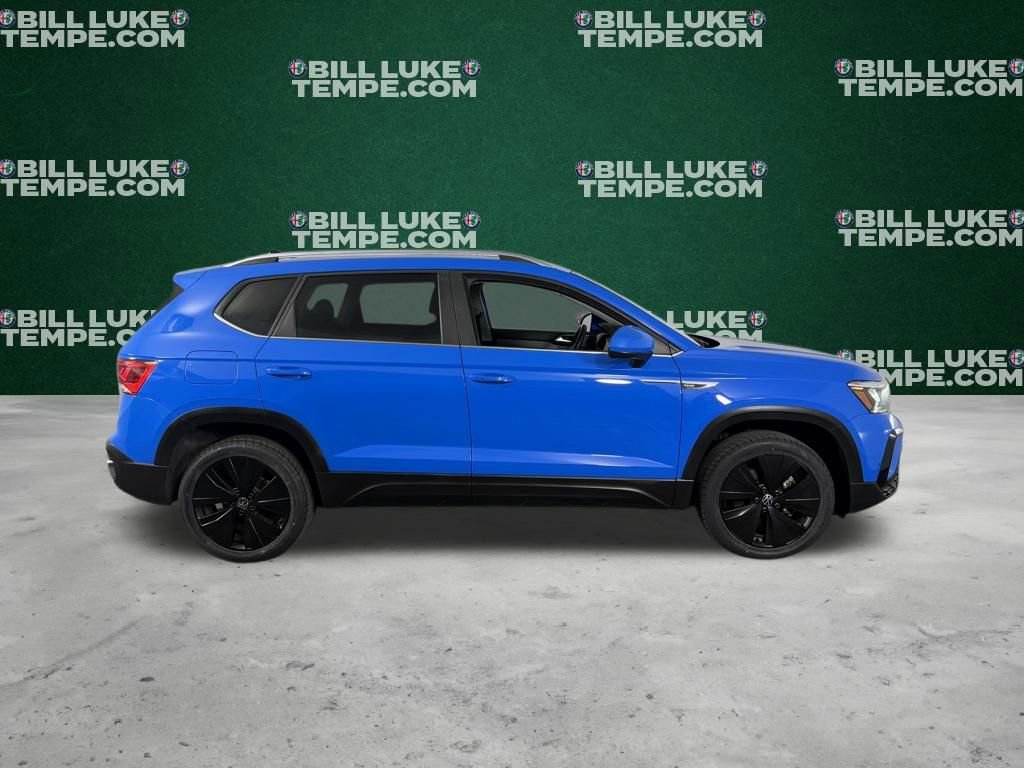 Used 2022 Volkswagen Taos SE w/ Panoramic Sunroof Package FWD image 3