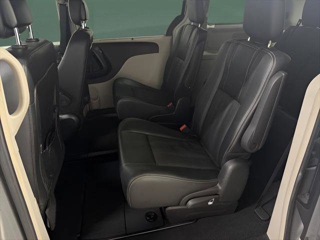 Used 2016 Chrysler Town & Country Touring FWD image 11
