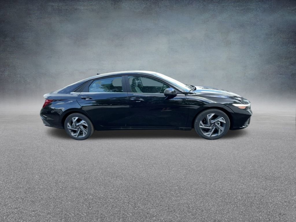 New 2025 Hyundai Elantra Limited image 25