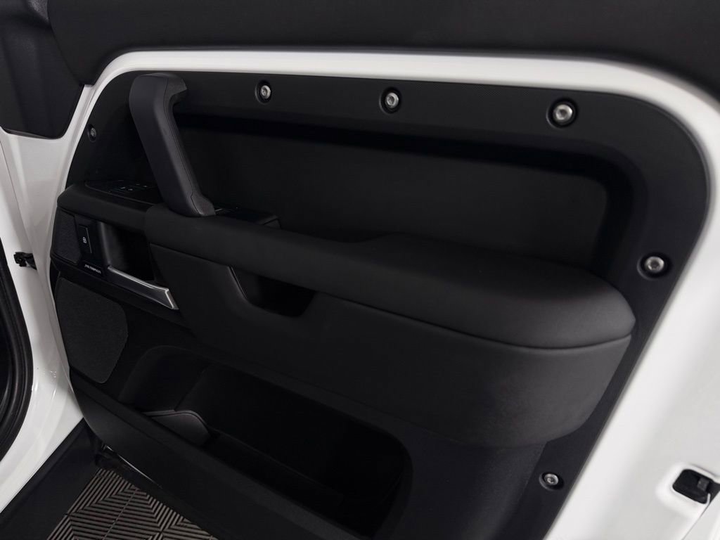 Used 2025 Land Rover Defender 110 S image 33