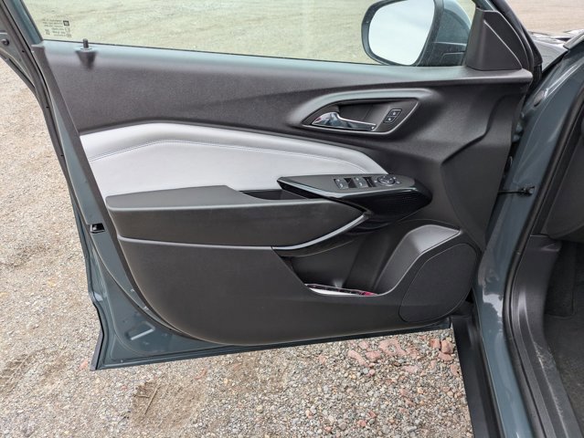 Used 2025 Chevrolet Trax LT w/ LT Convenience Package image 10