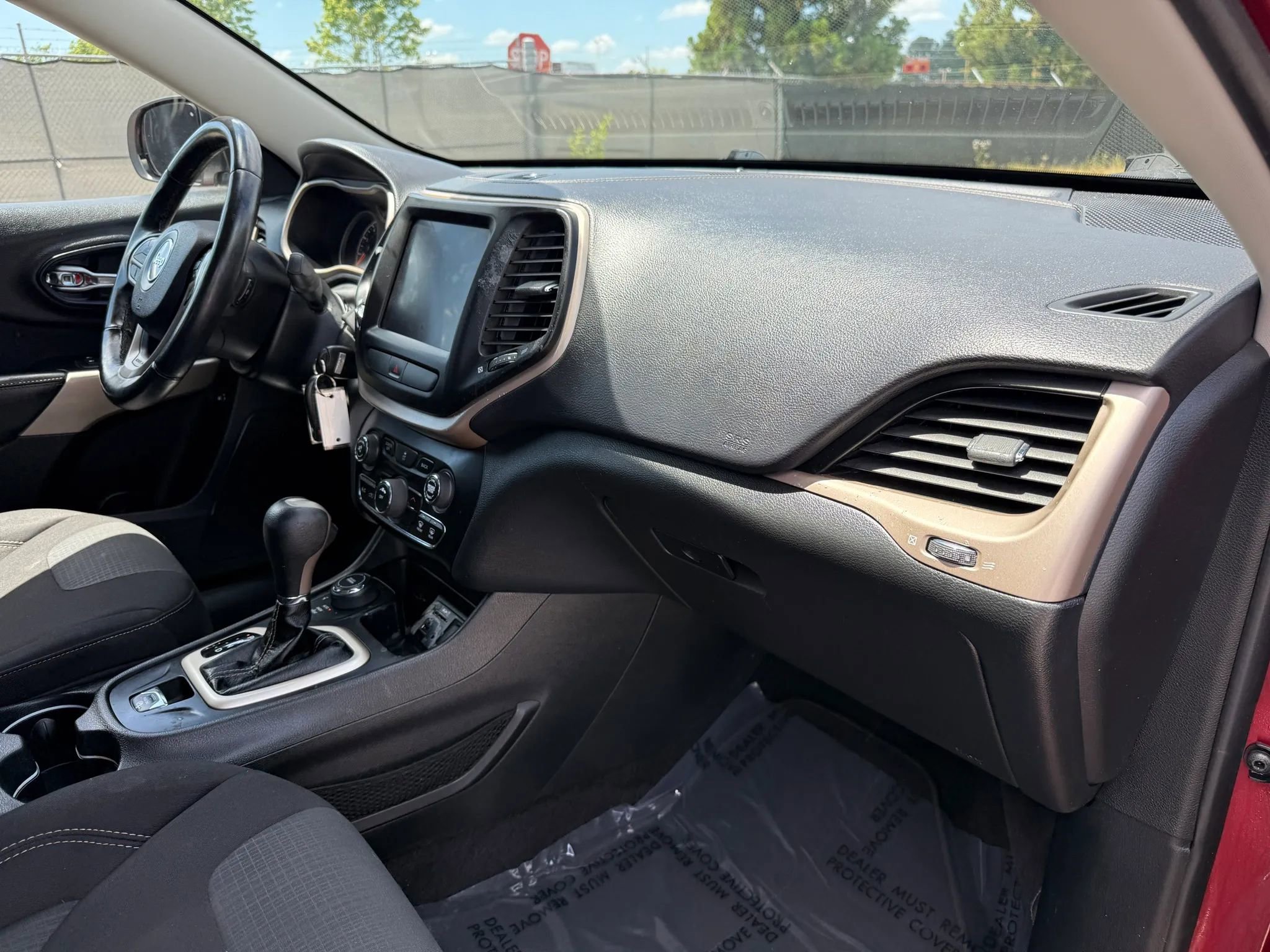 Used 2017 Jeep Cherokee Latitude w/ Comfort & Sound Group AWD/4WD image 19