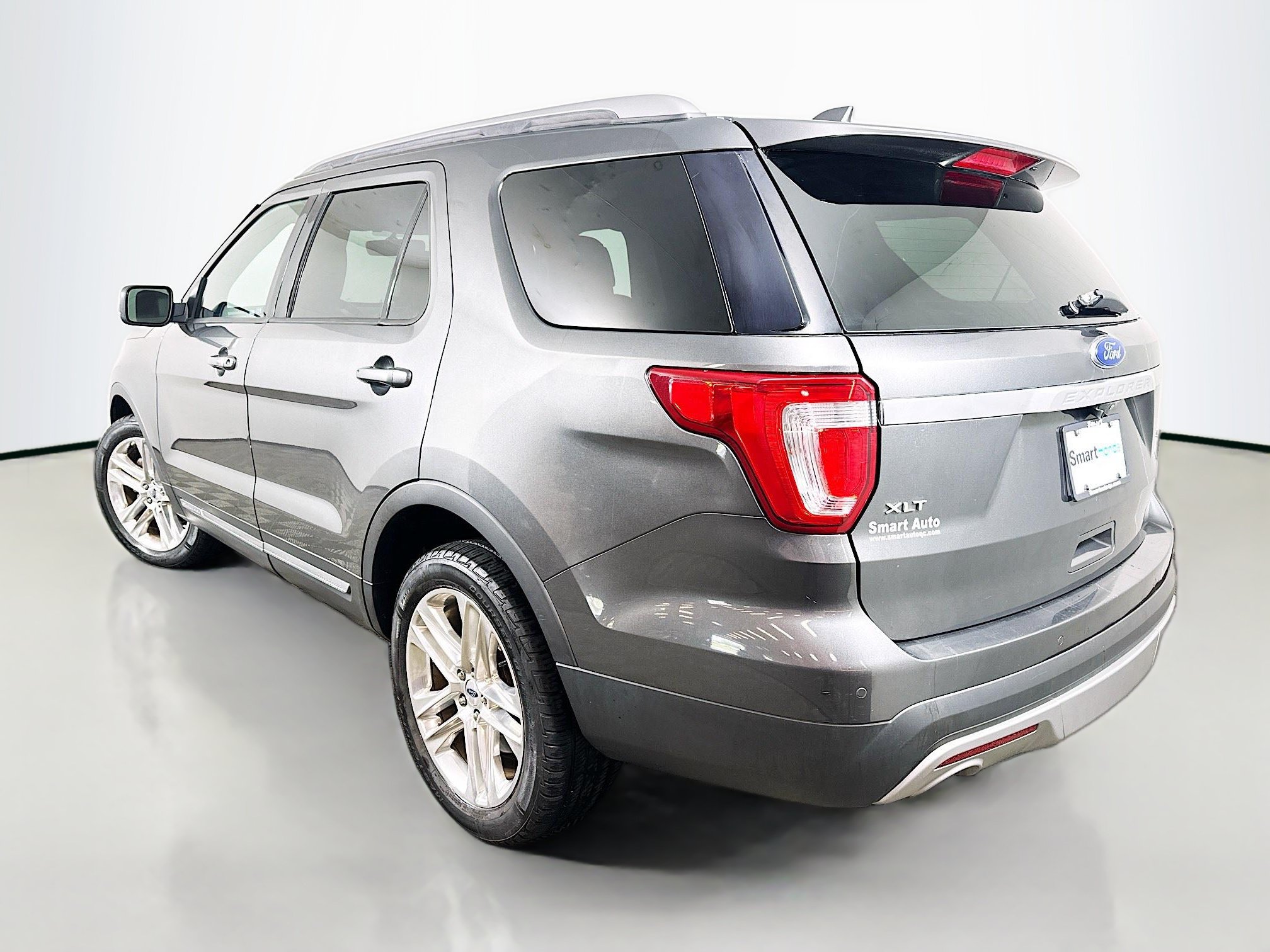 Used 2017 Ford Explorer XLT w/ Equipment Group 202A AWD/4WD image 5