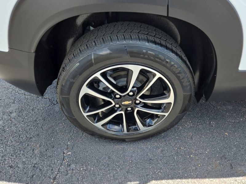 Used 2025 Chevrolet TrailBlazer LT AWD/4WD image 9
