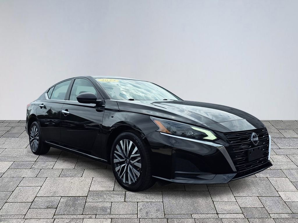 Used 2024 Nissan Altima 2.5 SV image 1