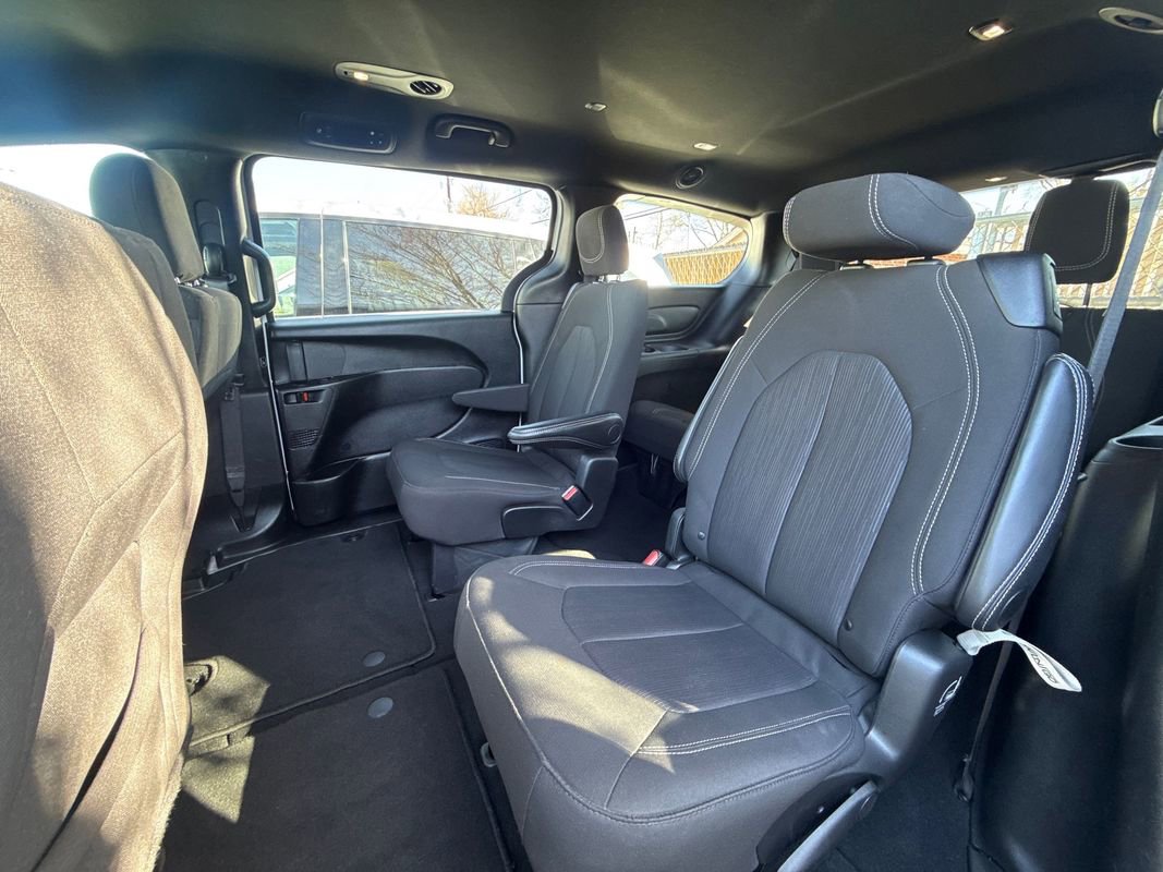 Used 2024 Chrysler Pacifica Touring image 16