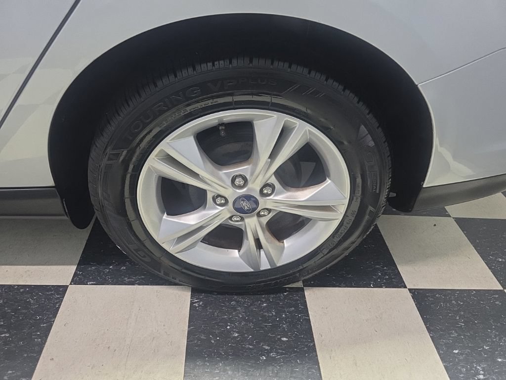 Used 2013 Ford Focus SE w/ SE Winter Pkg FWD image 4