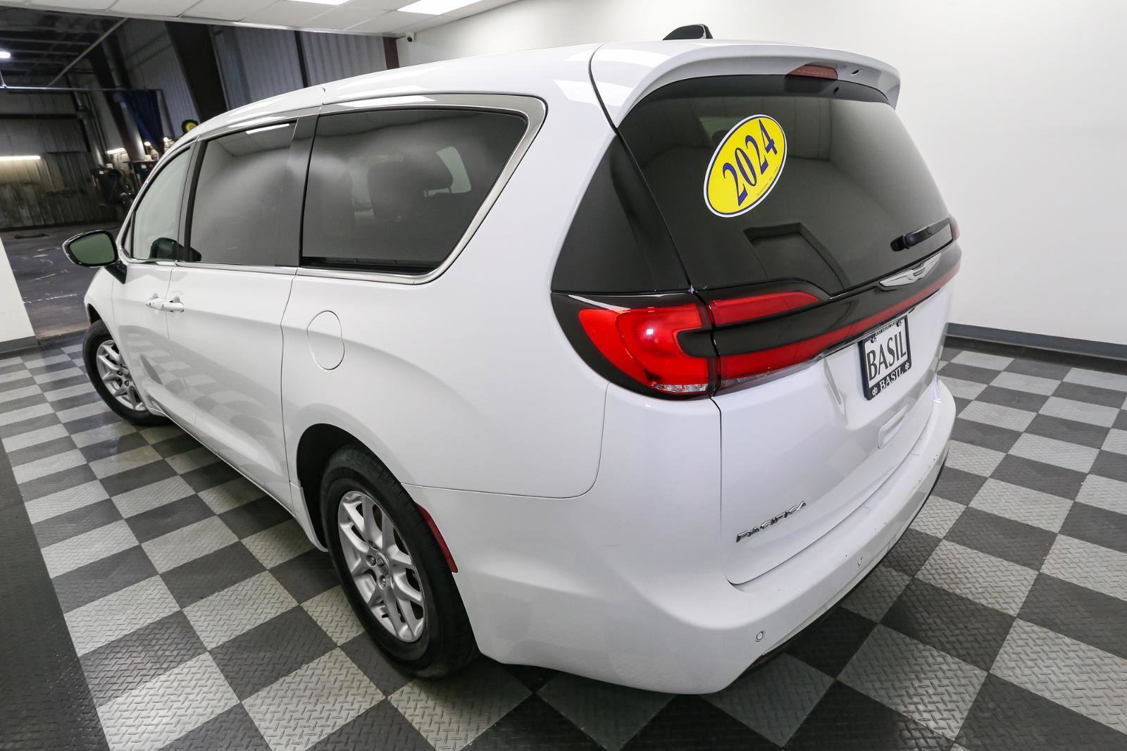 Used 2024 Chrysler Pacifica Touring-L image 9