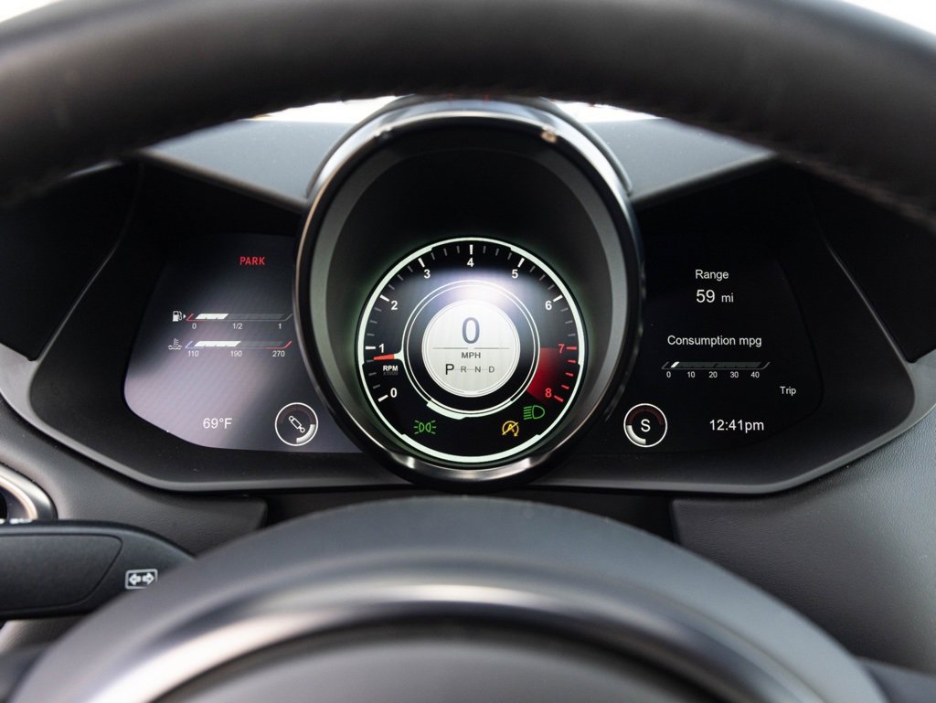 Used 2023 Aston Martin V8 Vantage Coupe image 31