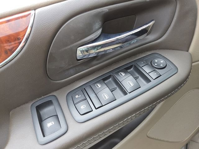 Used 2015 Chrysler Town & Country Touring FWD image 7