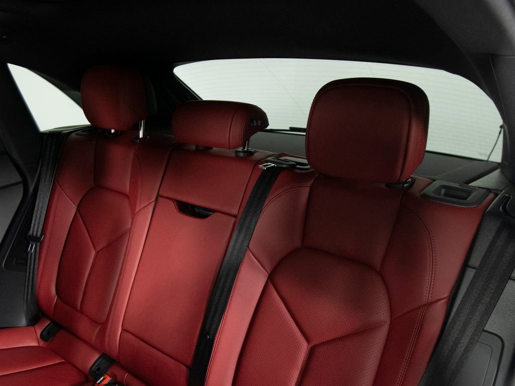 Certified 2025 Porsche Macan AWD/4WD image 36