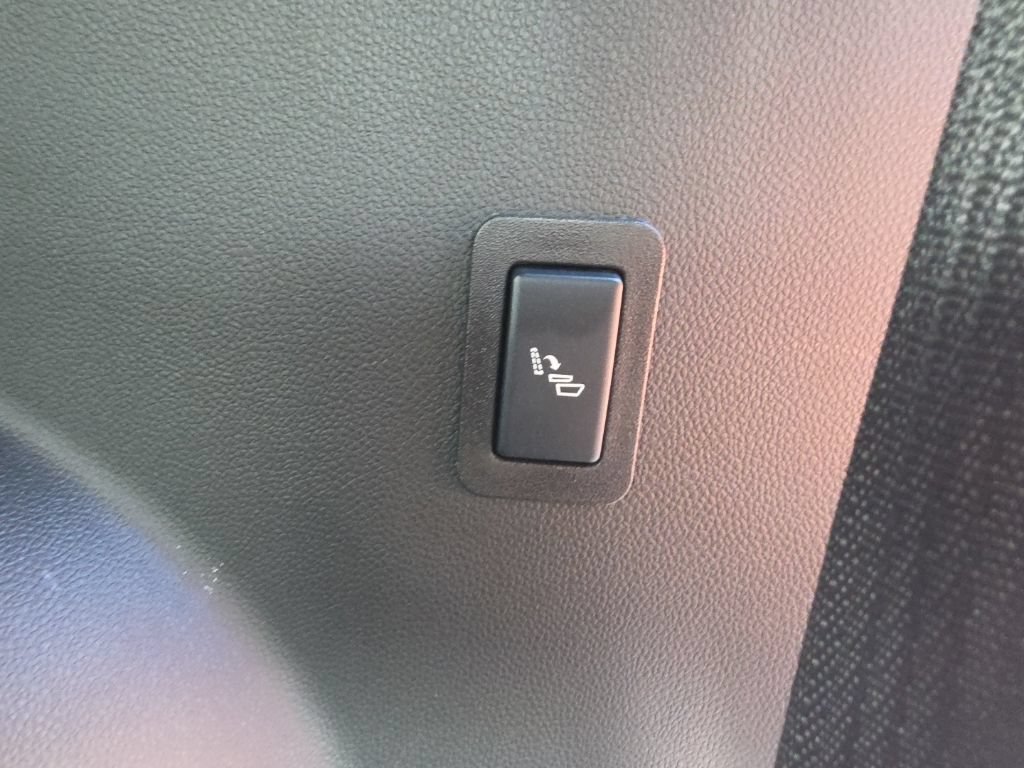Used 2025 GMC Yukon XL Denali AWD/4WD image 19