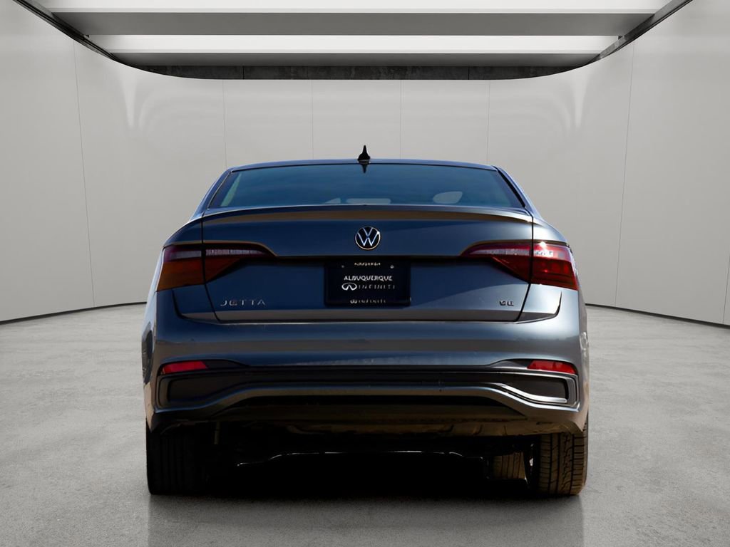 Used 2024 Volkswagen Jetta SE image 3