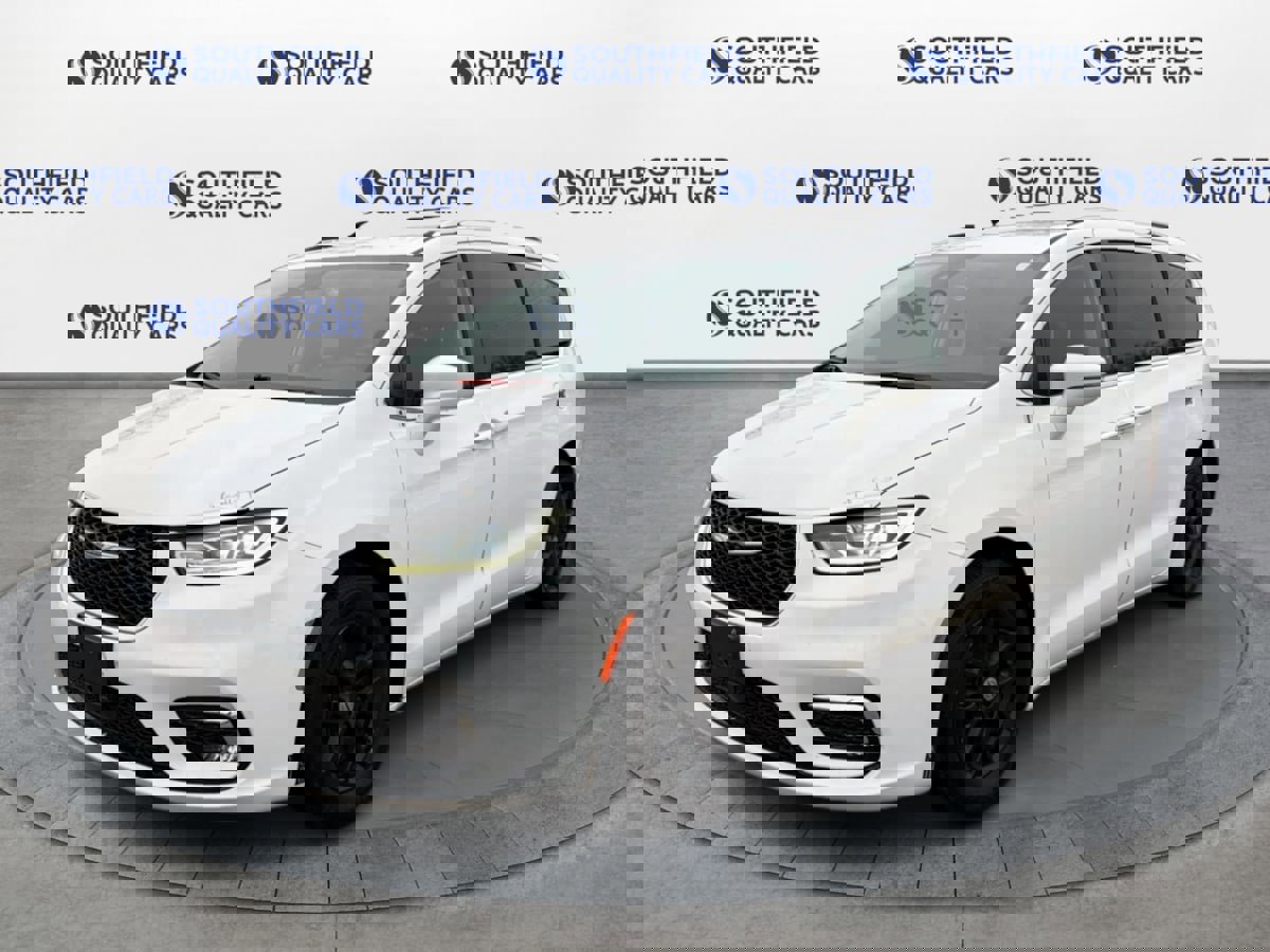 Used 2021 Chrysler Pacifica Touring-L image 2