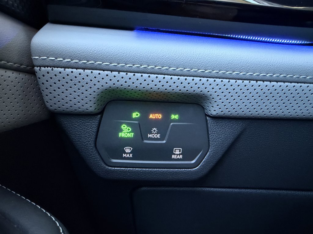 Used 2024 Volkswagen Atlas Cross Sport SEL R-Line image 31