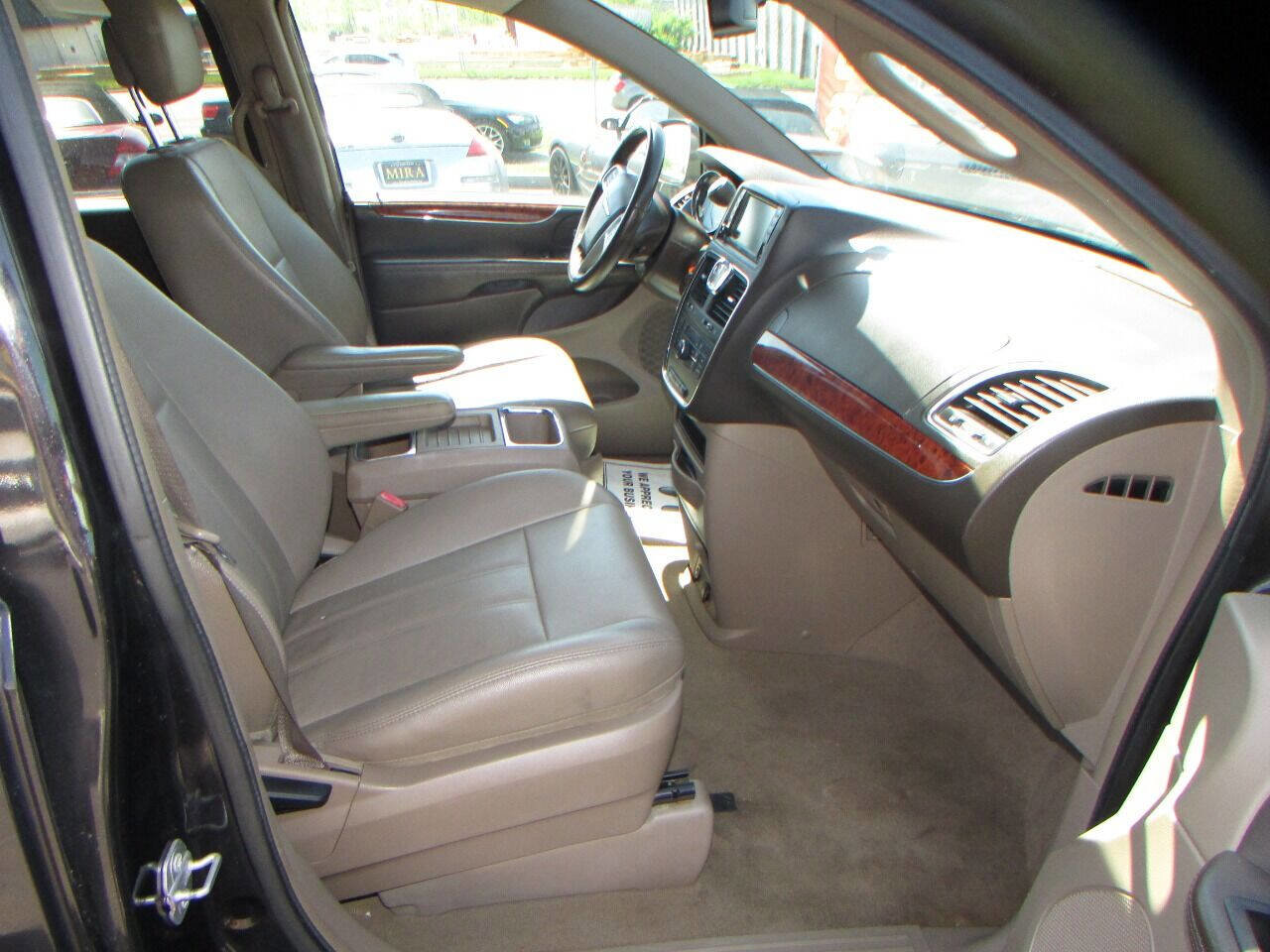 Used 2015 Chrysler Town & Country Touring image 28