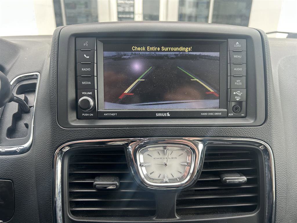 Used 2016 Chrysler Town & Country Touring-L w/ Driver Convenience Group image 8