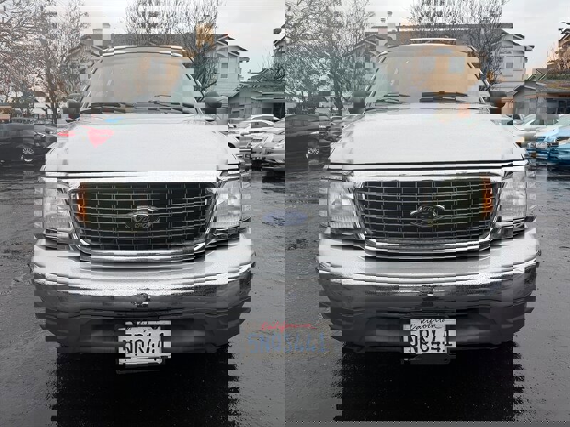 Used 2002 Ford Expedition XLT image 2