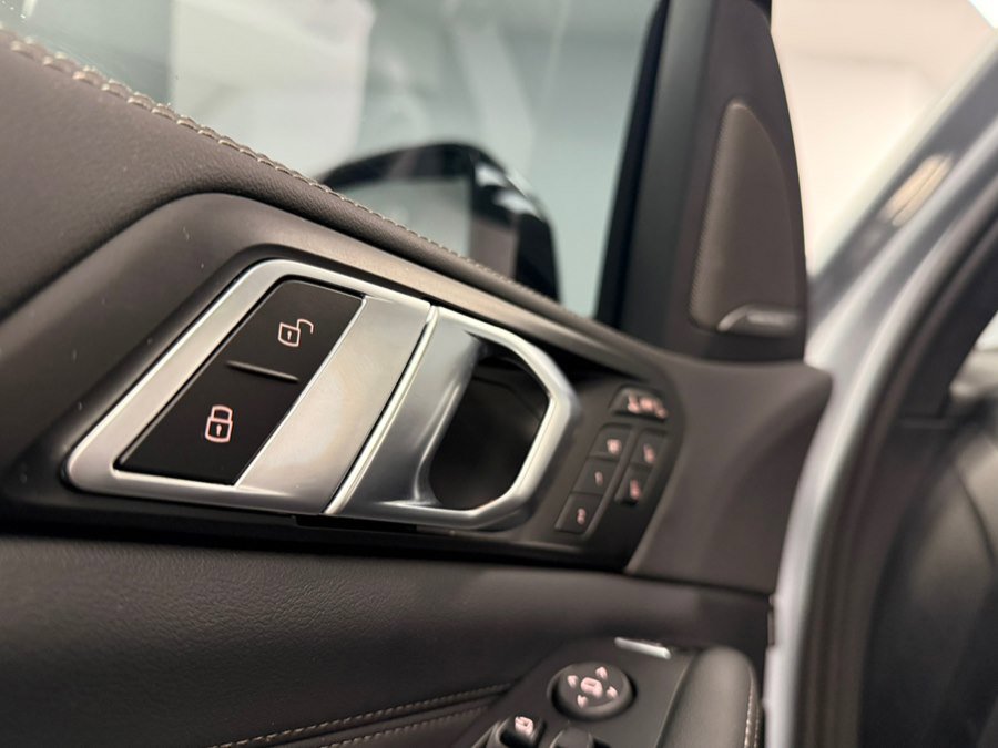 Used 2026 BMW X7 xDrive40i w/ Executive Package image 32