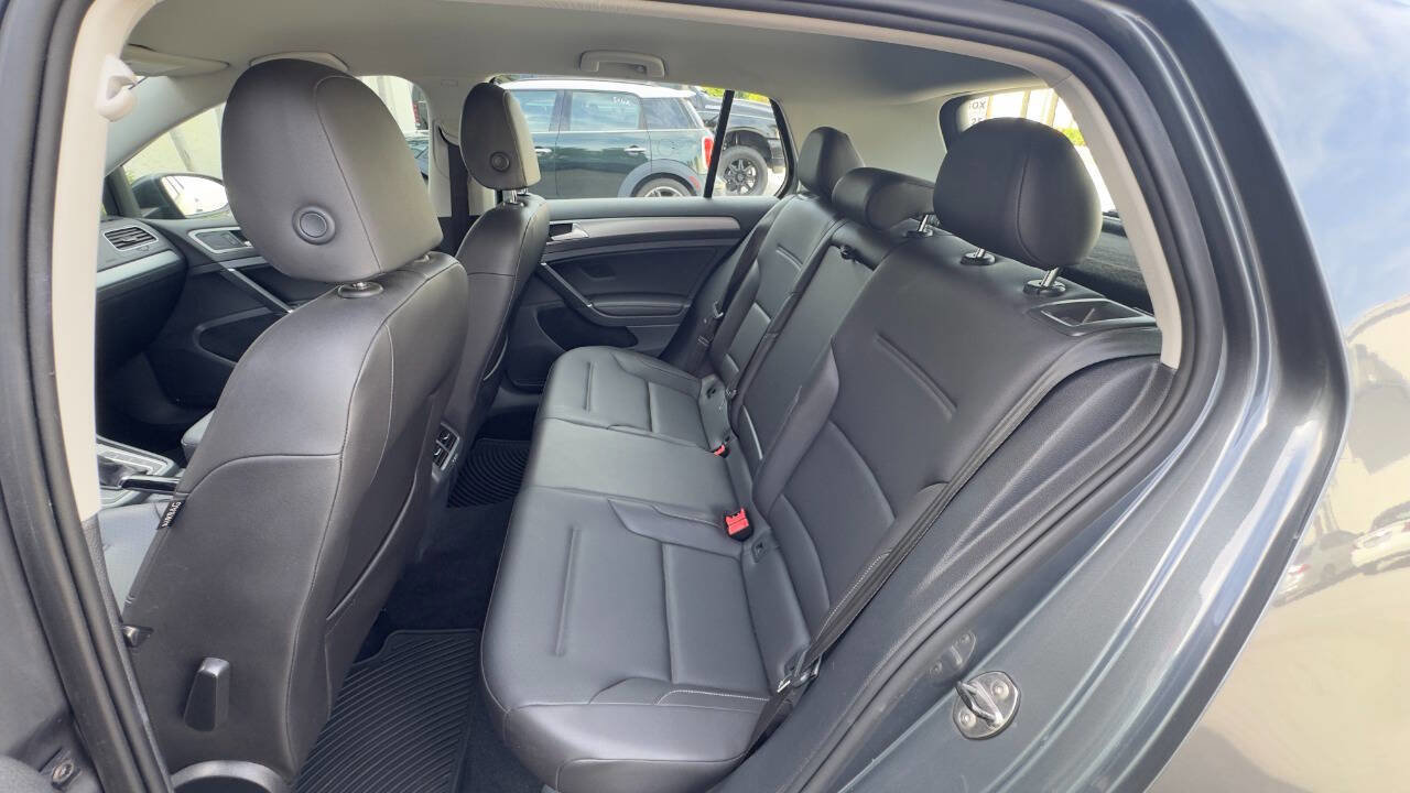 Used 2015 Volkswagen Golf S image 21