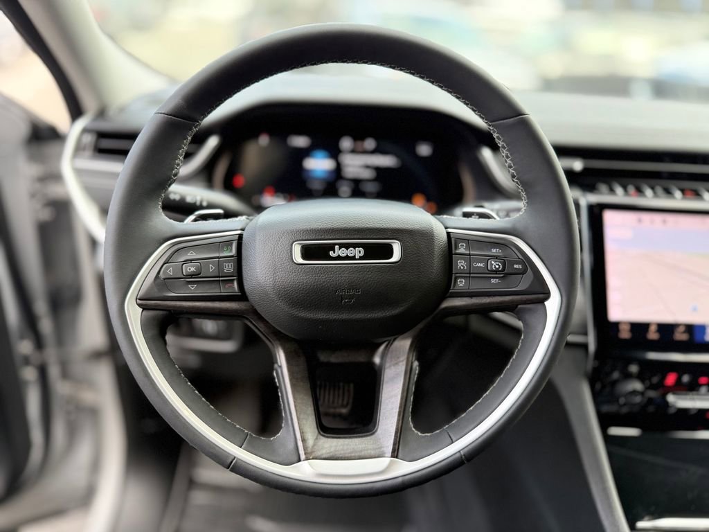 Used 2023 Jeep Grand Cherokee Limited w/ Luxury Tech Group II image 6