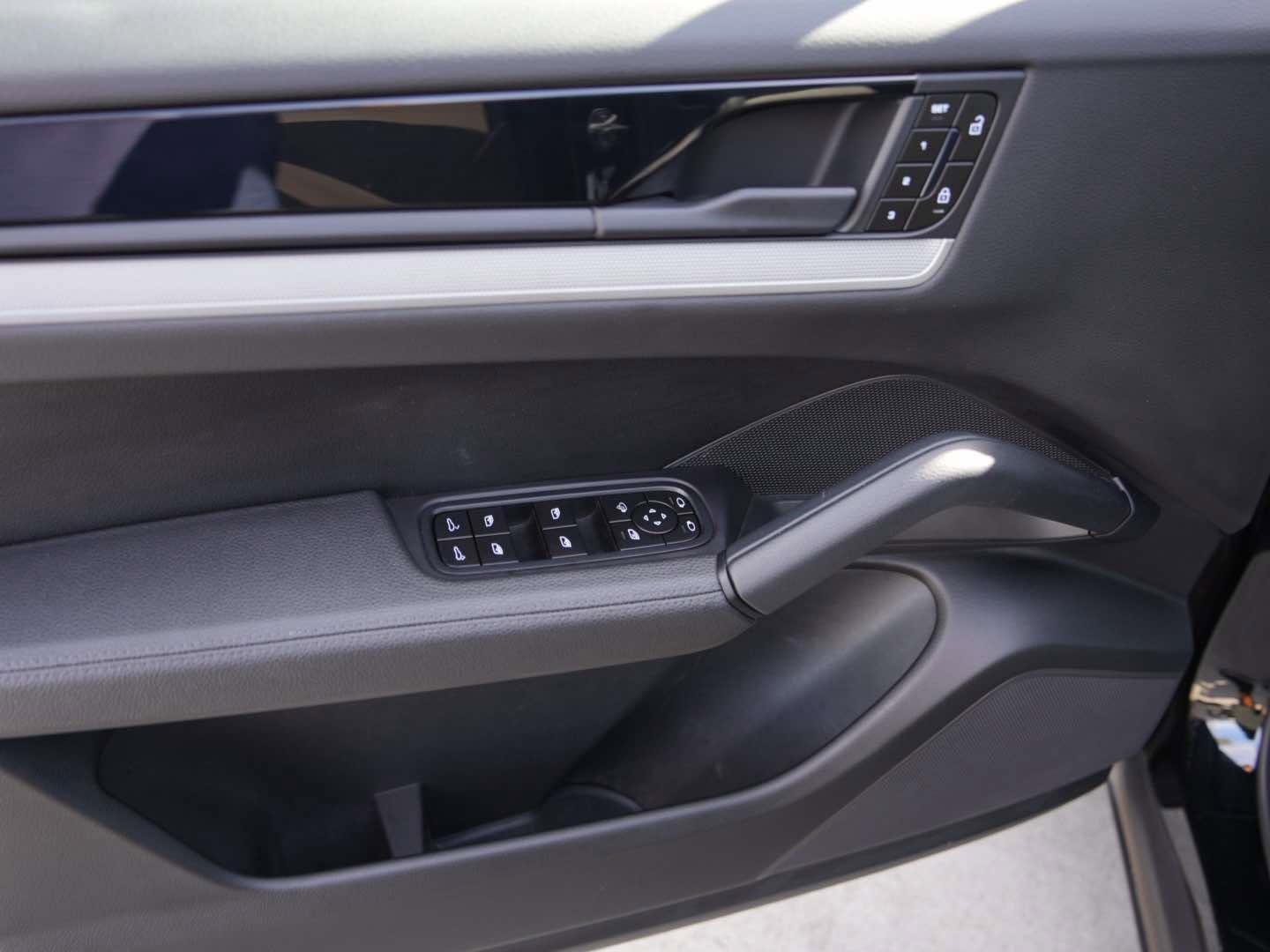 Used 2024 Porsche Cayenne image 12