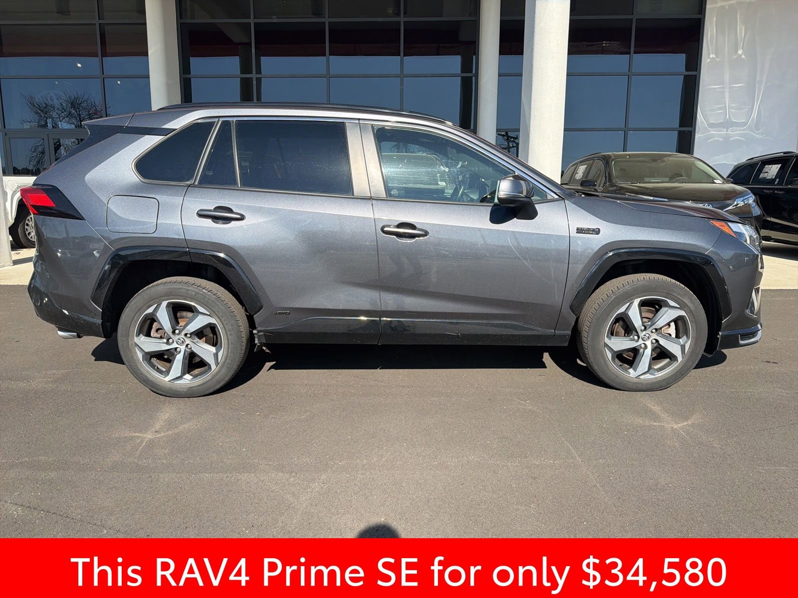 Used 2023 Toyota RAV4 SE w/ Weather & Moonroof Package image 9