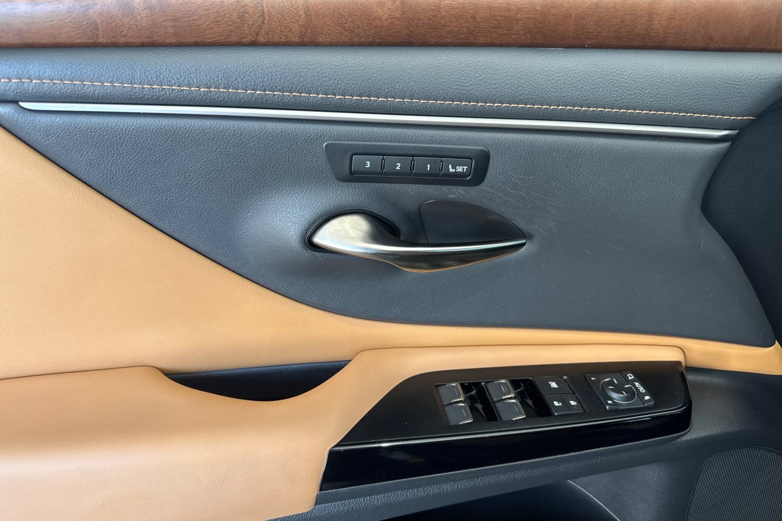 Certified 2024 Lexus ES 300h w/ Premium Package FWD image 12
