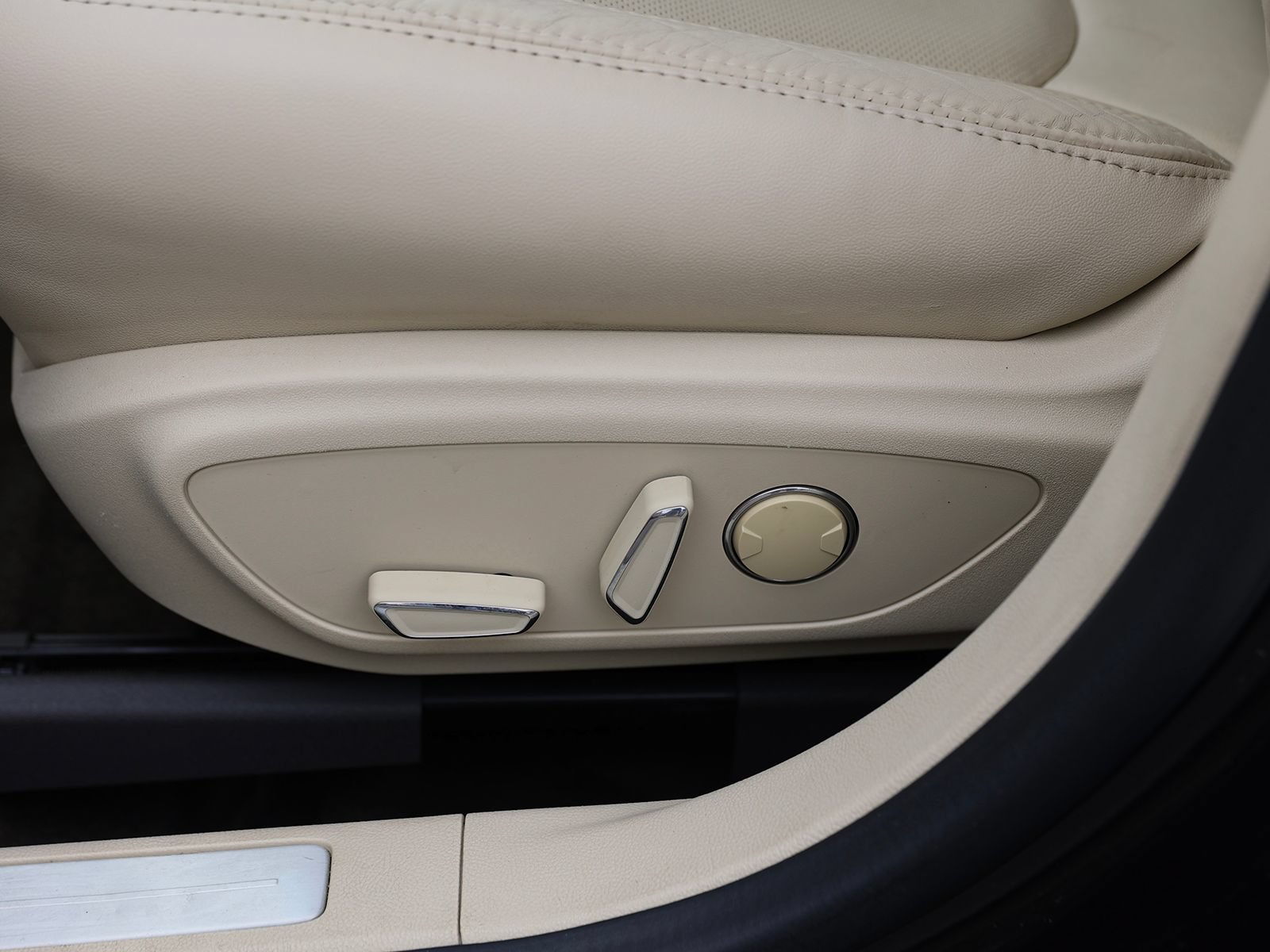 Used 2014 Lincoln MKZ AWD w/ Equipment Group 102A Reserve image 17