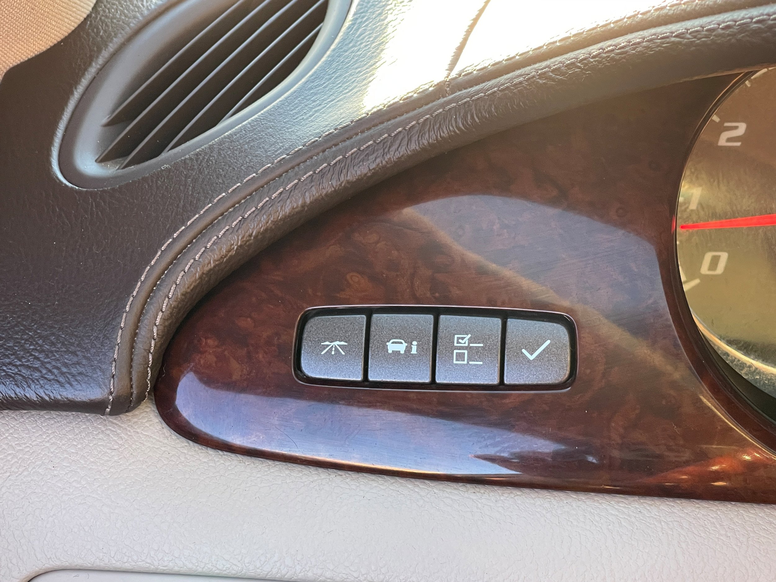 Used 2011 Buick Lucerne Super FWD image 30