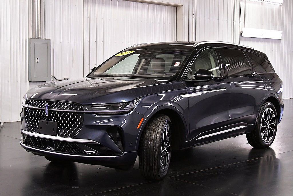 Used 2024 Lincoln Nautilus Reserve image 3