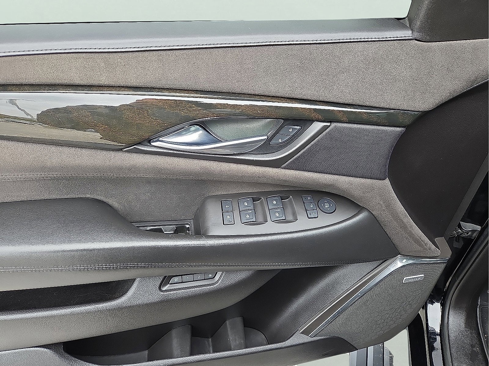 Used 2017 Cadillac Escalade Platinum image 15