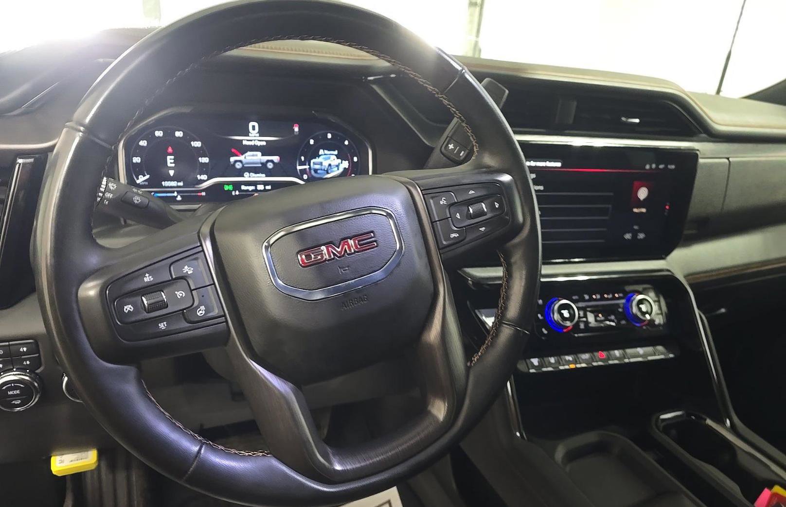 Used 2025 GMC Sierra 2500 AT4 w/ AT4 Premium Plus Package AWD/4WD image 11
