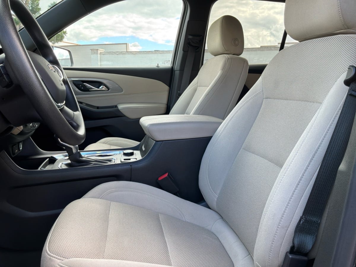 Used 2023 Chevrolet Traverse LS FWD image 18